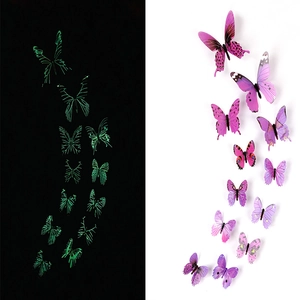 Comparaison de stickers muraux papillons 3D fluorescents de jour et dans le noir