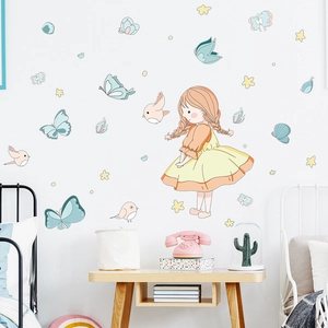 Sticker mural petite fille avec oiseaux et papillons pour chambre d'enfant déco