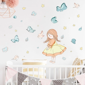 Sticker mural fille dessin animé avec papillons et oiseaux pour chambre d'enfant