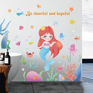 Détail de stickers muraux sirène océan avec étoiles de mer et poissons dans la salle de bain