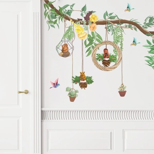 Dettaglio adesivo murale con scoiattolo su ramo per decorazione di interni casa
