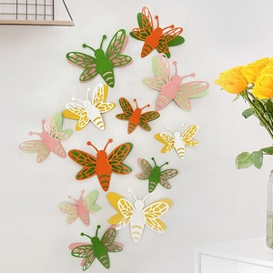 Bunte 3D-Bienen-Wandaufkleber für DIY-Dekoration auf weißem Wandhintergrund