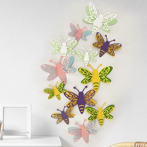 Makro-Detail von bunten 3D-Hohl-Schmetterling Wandaufklebern auf einer sauberen weißen Wand