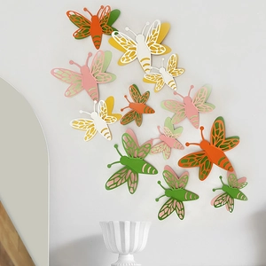 Detailansicht der bunten 3D-Schmetterling-Wandaufkleber mit feinen Hohlmustern auf Wand