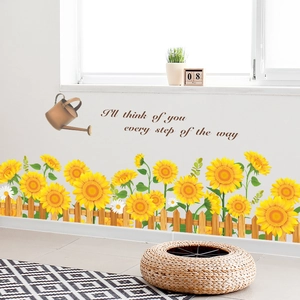 Detail von Sonnenblumen-Wandaufklebern mit weißem Zaun und Zitat auf einer weißen Wand