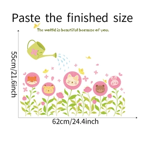 Détail du sticker mural avec animaux de dessin animé sur fleurs et dimensions 62x55cm
