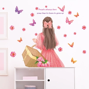 Détail du sticker mural fille en robe rose avec fleurs et citation inspirante