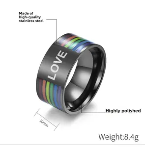 Dettaglio anello 10mm in acciaio inossidabile nero con fascia arcobaleno e incisione LOVE