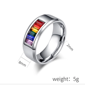 Dettaglio anello arcobaleno in acciaio da 8mm con spessore 2mm e peso di 5 grammi