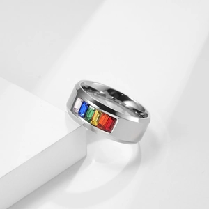 Macro di un anello largo in titanio argento con pietre preziose arcobaleno a baguette