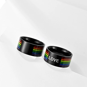 Anelli LOVE in acciaio nero lucido con dettagli a strisce arcobaleno LGBTQ Pride