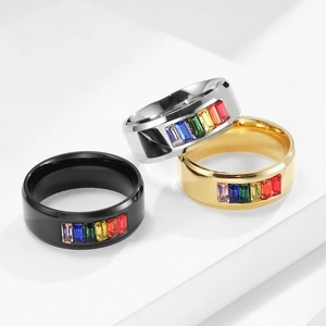 Tre anelli in acciaio al titanio nero, argento e oro con intarsi di gemme color arcobaleno
