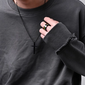Set anello LOVE arcobaleno e collana con pendente a croce nera in stile moderno