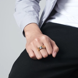 Anello in acciaio al titanio da donna con pietre rettangolari arcobaleno in finitura oro