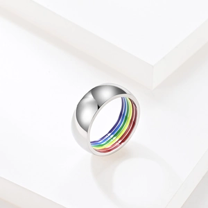 Anillo de acero inoxidable pulido con detalles de rayas arcoíris en el revestimiento interior
