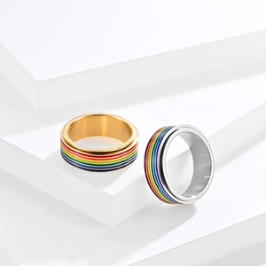 Detalle de anillo giratorio de acero inoxidable con franjas de esmalte arcoíris