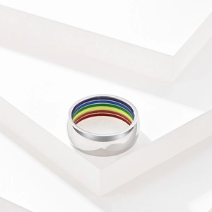 Anillo de acero de titanio con rayas de arcoíris y acabado plateado sobre escalones
