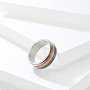 Primer plano de anillo giratorio de acero inoxidable con incrustación de rayas arcoíris