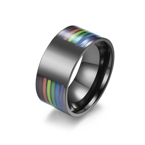 Anello largo in acciaio inossidabile nero con strisce arcobaleno pride su sfondo bianco