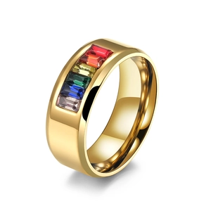 Anello in acciaio al titanio dorato lucido con pietre di zircone arcobaleno rettangolari