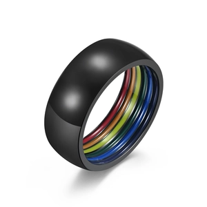Anillo de acero inoxidable negro mate con banda interior de arco iris para un look moderno
