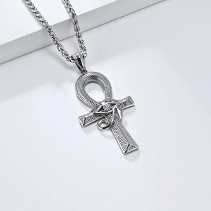 Dettaglio del ciondolo Ankh Occhio di Horus con texture argento goffrata e zircone