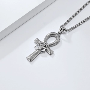 Dettaglio della collana croce Ankh d'argento con occhio di Horus e zircone centrale