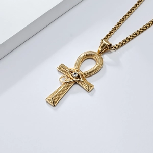 Vista dettagliata della collana a croce Ankh Occhio di Horus dorata con zircone lucido