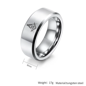 Primer plano de anillo de tungsteno pulido de 8mm con grabado del símbolo masónico