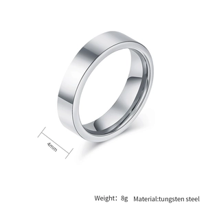 Vue détaillée d'une bague en acier tungstène argenté de 4mm avec bord plat et poids 8g