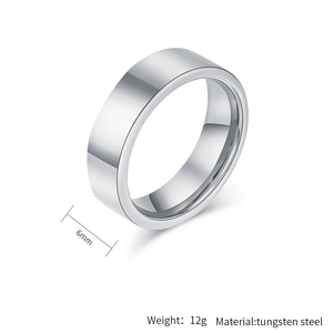 Détail d'une bague en acier tungstène poli de 6 mm pesant 12g avec surface lisse