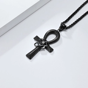 Dettaglio del ciondolo croce Ankh nera con occhio di Horus e pietra di cristallo lucida