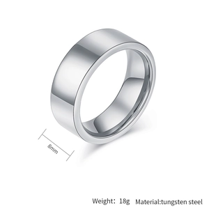 Gros plan d'une bague en acier tungstène de 8mm avec un design à bords arrondis polis