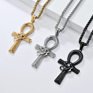 Collane con croce Ankh e Occhio di Horus in oro, argento e nero su gradini bianchi