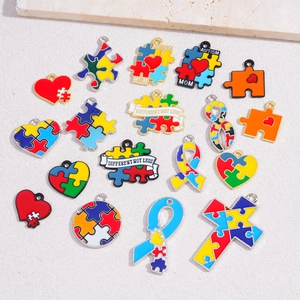 Colgantes de corazón con piezas de rompecabezas para concientización sobre el autismo