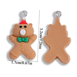 Dettaglio fronte e retro del ciondolo a forma di orso di Natale in resina 3,2cm x 1,7cm