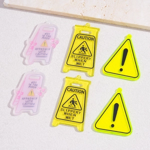 Pendentifs créatifs en acrylique style panneaux d'avertissement pour porte-clés DIY