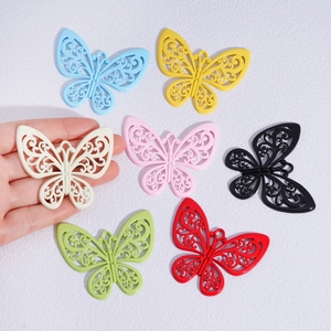 Set di sette ciondoli a farfalla colorati e traforati per gioielli fai da te