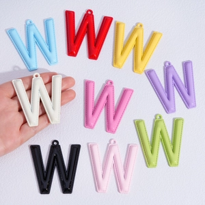 Ciondoli lettera W in finta pelle in sette colori per borse e accessori fai-da-te