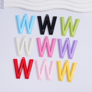 Set di 9 ciondoli colorati a forma di lettera W in similpelle per portachiavi e borse