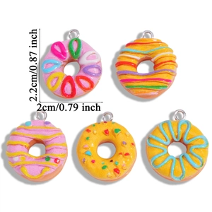 Lot de 5 breloques donuts en résine avec boucles métalliques et détails colorés