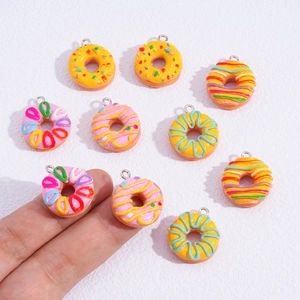 Pendentifs donuts colorés en résine avec crochets métalliques pour création de bijoux