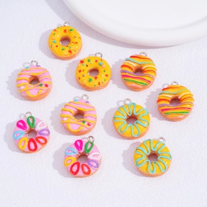 Pendentifs donuts en résine colorée avec granulés et texture crème pour bijoux DIY