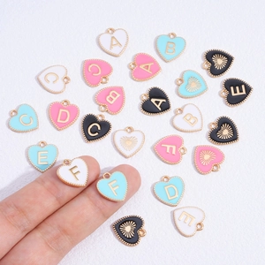 Colgantes de corazón esmaltados de doble cara con baño de aleación dorada para joyería DIY