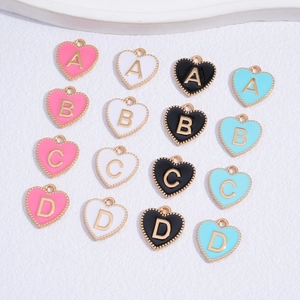 Colgantes de corazón con iniciales de aleación y esmalte para creación de joyas