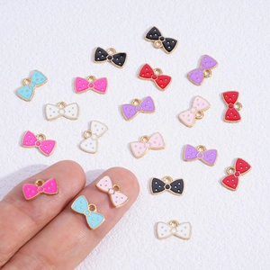 Bunte Emaille-Schleifen-Anhänger mit Goldpunkten für die DIY Schmuckherstellung