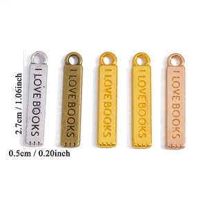 Cinq breloques en alliage multicolore pour colliers DIY avec gravure I LOVE BOOKS