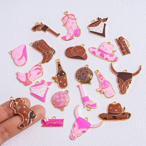 Set di ciondoli smaltati da cowboy rosa con stivali e cappelli placcati in oro
