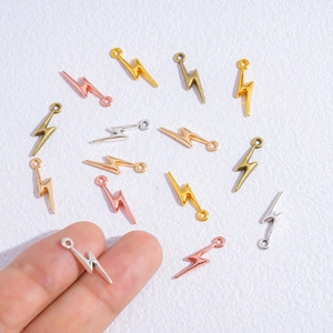Dijes de rayo coloridos de doble cara para creación de joyas DIY en varios tonos metálicos