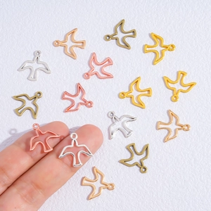 Ciondolo a forma di uccello cavo minimalista in varie finiture metalliche per gioielli